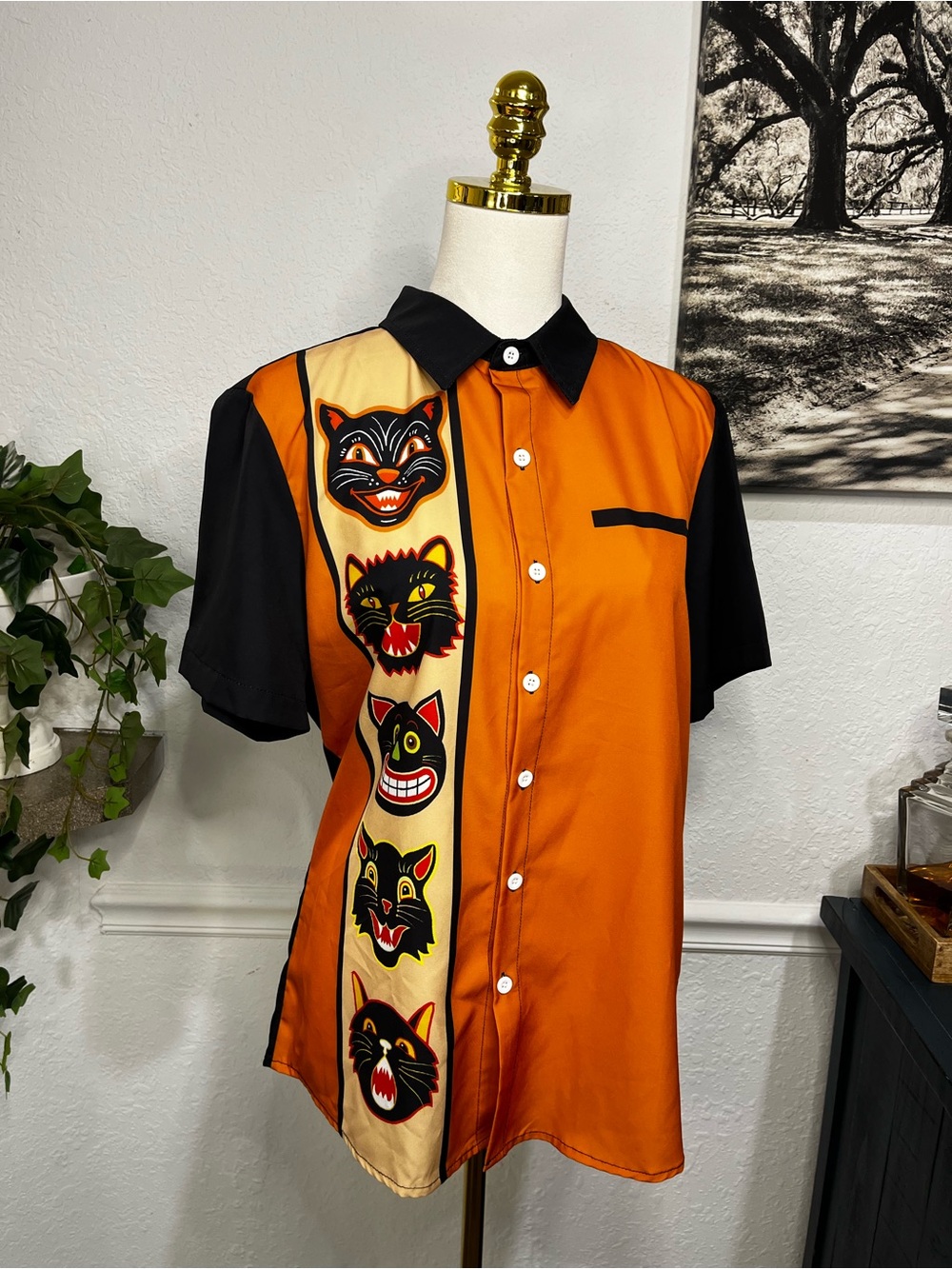 Black Short-Sleeve Button-Up Shirt with Cat Graphic XS